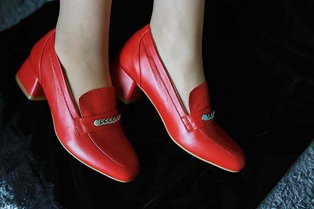 Туфли красные на каблуке с фурнитурой натуральная кожа.