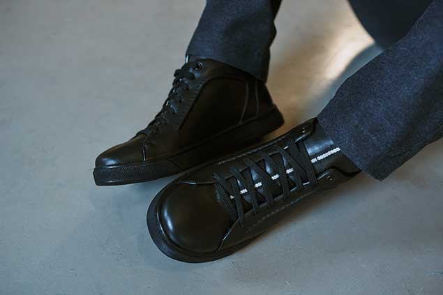 Ботинки чёрные с белой полоской натуральная кожа
