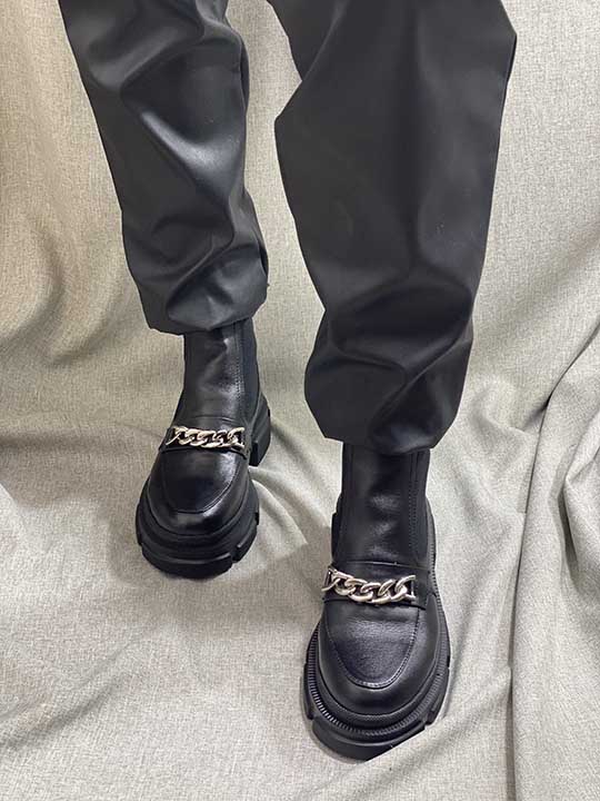 Ботинки женские чёрная натуральная кожа фурнитура цепи на байке