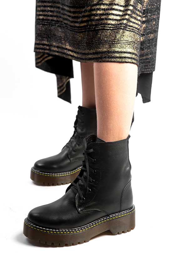 Ботинки женские чёрные натуральная кожа  на массивной  подошве на байке