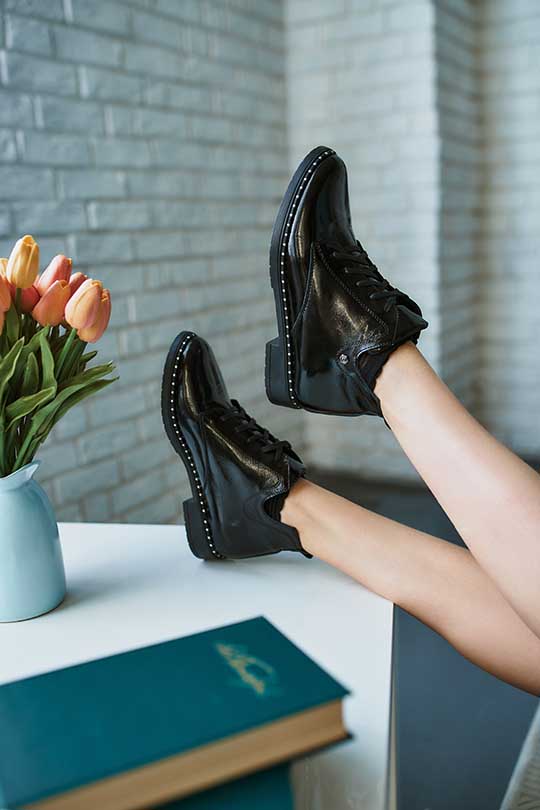 Ботинки женские чёрный натуральный  лак на байке