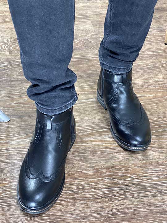 Ботинки чёрные с перфорацией и ремешком